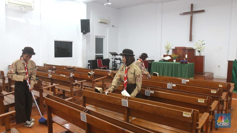 Dalam rangka memperingati Hari Pramuka Tingkat Nasional ke-63, Kwartir Nasional (Kwarnas) Gerakan Pramuka menggelar aksi sosial berupa Bedah Rumah dan Bersih-bersih Rumah Ibadah. (CNBC Indonesia/Muhammad Sabki)