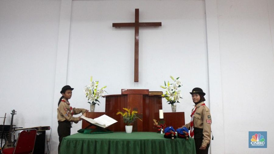 Dalam rangka memperingati Hari Pramuka Tingkat Nasional ke-63, Kwartir Nasional (Kwarnas) Gerakan Pramuka menggelar aksi sosial berupa Bedah Rumah dan Bersih-bersih Rumah Ibadah. (CNBC Indonesia/Muhammad Sabki)