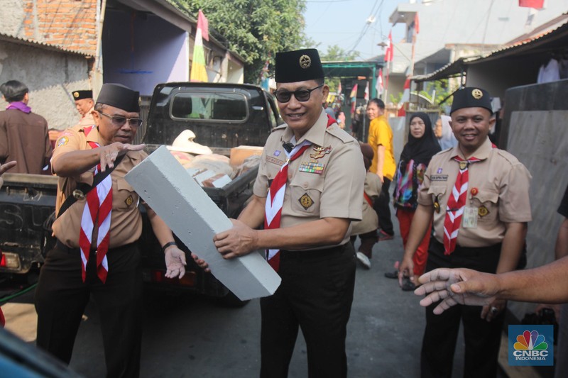 Dalam rangka memperingati Hari Pramuka Tingkat Nasional ke-63, Kwartir Nasional (Kwarnas) Gerakan Pramuka menggelar aksi sosial berupa Bedah Rumah dan Bersih-bersih Rumah Ibadah. Dalam rangka memperingati Hari Pramuka Tingkat Nasional ke-63, Kwartir Nasional (Kwarnas) Gerakan Pramuka menggelar aksi sosial berupa Bedah Rumah dan Bersih-bersih Rumah Ibadah. (CNBC Indonesia/Muhammad Sabki)