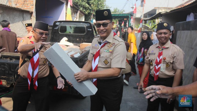 Dalam rangka memperingati Hari Pramuka Tingkat Nasional ke-63, Kwartir Nasional (Kwarnas) Gerakan Pramuka menggelar aksi sosial berupa Bedah Rumah dan Bersih-bersih Rumah Ibadah. (CNBC Indonesia/Muhammad Sabki)
