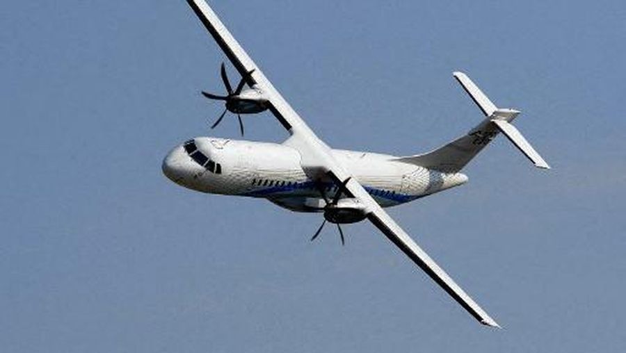 An ATR 72-600 aircraft flies during its official presentation on October 1, 2009 at Toulouse-Blagnac airport. The -600 series ATR aircraft will be progressively introduced during the second half of 2010. AFP PHOTO / REMY GABALDA (Photo by REMY GABALDA / AFP)