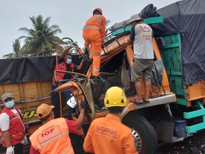 Adu Banteng Truk Vs Truk di Jalan Daendels Kulon Progo, 2 Luka Berat