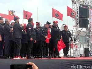 Jadi Anggota PDIP, Edy Rahmayadi Dipakaikan Peci Bung Karno