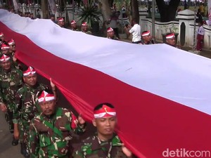 Meriahnya Kirab Bendera Merah Putih Sepanjang 79 Meter di Subang