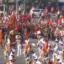 Lautan Manusia Saksikan Kirab Bendera Merah Putih Menuju IKN