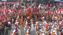 Lautan Manusia Saksikan Kirab Bendera Merah Putih Menuju IKN