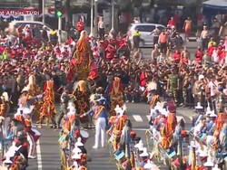 Lautan Manusia Saksikan Kirab Bendera Merah Putih Menuju IKN