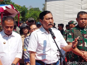 Luhut Cek Operasional Alat Milik TNI AD Tangani Sampah di Sungai Citarum