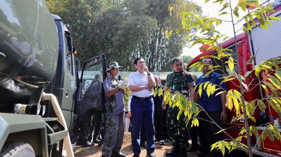 Menko Marves Luhut Binsar Pandjaitan meninjau Daerah Aliran Sungai (DAS) Citarum. (Dok. Kemenko Marves)