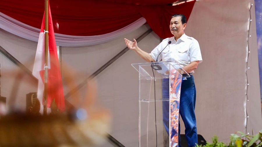 Menko Marves Luhut Binsar Pandjaitan meninjau Daerah Aliran Sungai (DAS) Citarum. (Dok. Kemenko Marves)