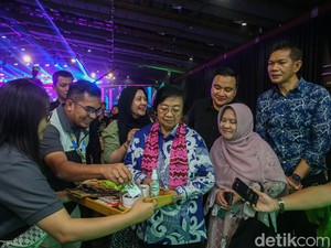 Menteri LHK Cicipi Cokelat Binaan UMKM Berau Coal di Booth Festival LIKE 2