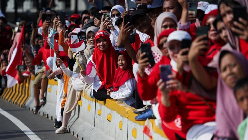 Bendera duplikat Sang Merah Putih dan teks proklamasi diarak dari Monumen Nasional (Monas) menuju Ibu Kota Nusantara (IKN) untuk pertama kalinya dalam sejarah, sebagai bagian dari HUT ke-79 RI pada Sabtu, (10/8/2024). (Dok. Biro Pers Sekretariat Presiden/Muchlis Jr)
