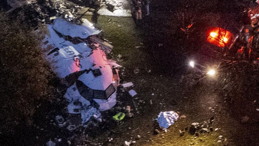 Pemandangan udara reruntuhan pesawat yang jatuh dengan 61 orang di dalamnya di Vinhedo, Negara Bagian Sao Paulo, Brasil, pada 9 Agustus 2024. Sebuah pesawat yang membawa 57 penumpang dan empat awak jatuh pada 9 Agustus di negara bagian Sao Paulo, Brasil, menewaskan semua orang di dalamnya, kata pejabat setempat. Pesawat itu, ATR 72-500 buatan Prancis yang dioperasikan oleh maskapai Voepass, sedang dalam perjalanan dari Cascavel di negara bagian Parana selatan ke bandara internasional Guarulhos di Sao Paulo ketika jatuh di kota Vinhedo. (Photo by MIGUEL SCHINCARIOL / AFP)