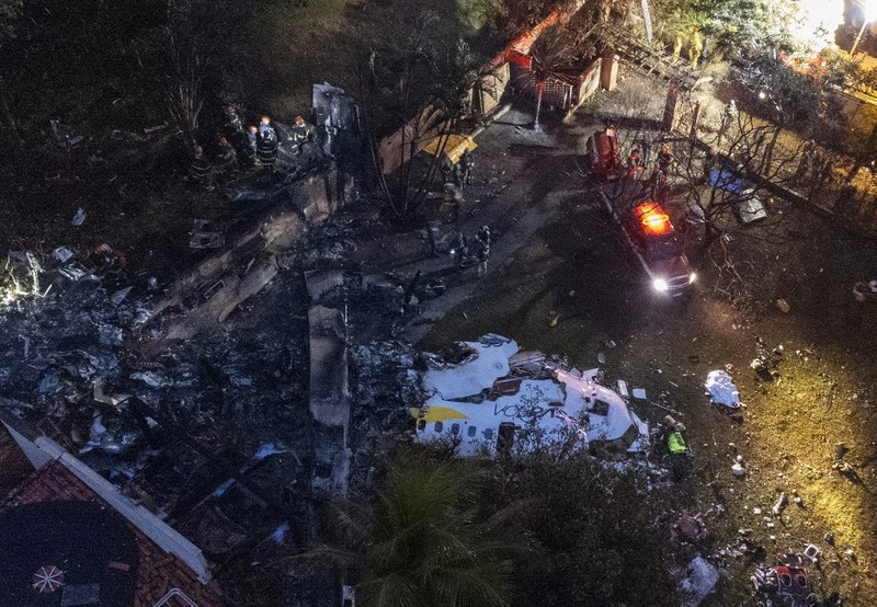 Pemandangan udara reruntuhan pesawat yang jatuh dengan 61 orang di dalamnya di Vinhedo, Negara Bagian Sao Paulo, Brasil, pada 9 Agustus 2024. Pemandangan udara reruntuhan pesawat yang jatuh dengan 61 orang di dalamnya di Vinhedo, Negara Bagian Sao Paulo, Brasil, pada 9 Agustus 2024. Sebuah pesawat yang membawa 57 penumpang dan empat awak jatuh pada 9 Agustus di negara bagian Sao Paulo, Brasil, menewaskan semua orang di dalamnya, kata pejabat setempat. Pesawat itu, ATR 72-500 buatan Prancis yang dioperasikan oleh maskapai Voepass, sedang dalam perjalanan dari Cascavel di negara bagian Parana selatan ke bandara internasional Guarulhos di Sao Paulo ketika jatuh di kota Vinhedo. (Photo by Miguel SCHINCARIOL / AFP)