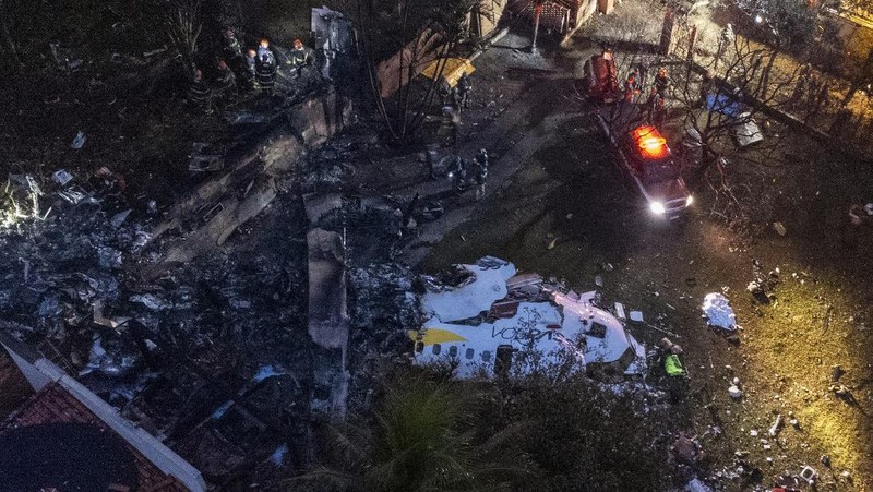 Pemandangan udara reruntuhan pesawat yang jatuh dengan 61 orang di dalamnya di Vinhedo, Negara Bagian Sao Paulo, Brasil, pada 9 Agustus 2024. Sebuah pesawat yang membawa 57 penumpang dan empat awak jatuh pada 9 Agustus di negara bagian Sao Paulo, Brasil, menewaskan semua orang di dalamnya, kata pejabat setempat. Pesawat itu, ATR 72-500 buatan Prancis yang dioperasikan oleh maskapai Voepass, sedang dalam perjalanan dari Cascavel di negara bagian Parana selatan ke bandara internasional Guarulhos di Sao Paulo ketika jatuh di kota Vinhedo. (Photo by Miguel SCHINCARIOL / AFP)
