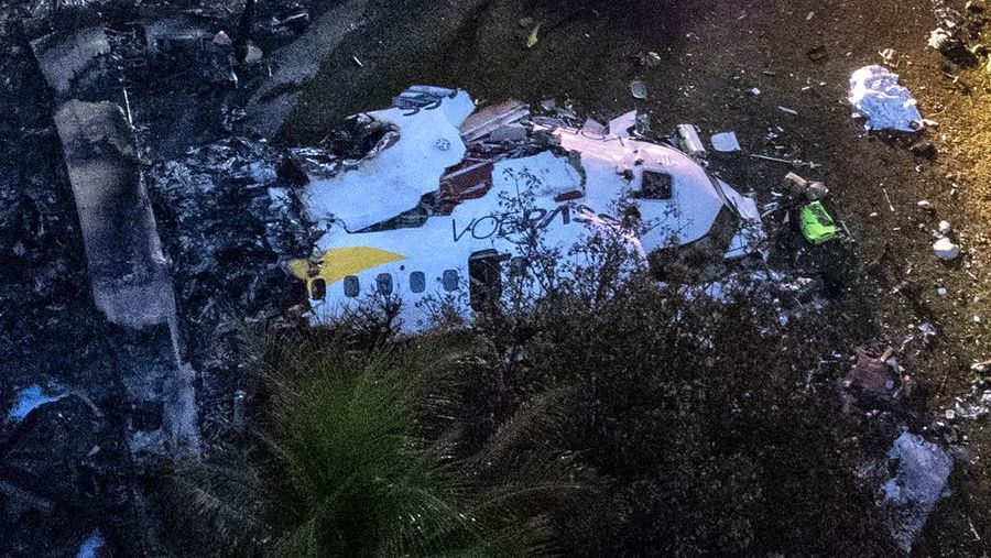 Pemandangan udara reruntuhan pesawat yang jatuh dengan 61 orang di dalamnya di Vinhedo, Negara Bagian Sao Paulo, Brasil, pada 9 Agustus 2024. Sebuah pesawat yang membawa 57 penumpang dan empat awak jatuh pada 9 Agustus di negara bagian Sao Paulo, Brasil, menewaskan semua orang di dalamnya, kata pejabat setempat. Pesawat itu, ATR 72-500 buatan Prancis yang dioperasikan oleh maskapai Voepass, sedang dalam perjalanan dari Cascavel di negara bagian Parana selatan ke bandara internasional Guarulhos di Sao Paulo ketika jatuh di kota Vinhedo. (Photo by Miguel SCHINCARIOL / AFP)