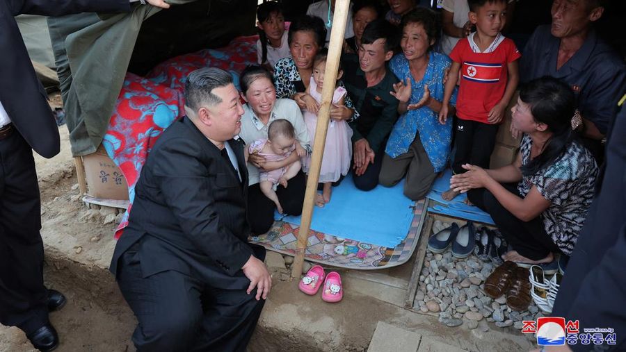 Pemimpin Korea Utara Kim Jong Un menyapa orang-orang saat berkunjung ke daerah yang terkena banjir di Kabupaten Uiju, Provinsi Pyongan Utara, Korea Utara, dalam foto yang dirilis 10 Agustus 2024. (KCNA via REUTERS)