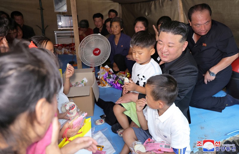 Pemimpin Korea Utara Kim Jong Un menyapa orang-orang saat berkunjung ke daerah yang terkena banjir di Kabupaten Uiju, Provinsi Pyongan Utara, Korea Utara, dalam foto yang dirilis 10 Agustus 2024. Pemimpin Korea Utara Kim Jong Un menyapa orang-orang saat berkunjung ke daerah yang terkena banjir di Kabupaten Uiju, Provinsi Pyongan Utara, Korea Utara, dalam foto yang dirilis 10 Agustus 2024. (KCNA via REUTERS)