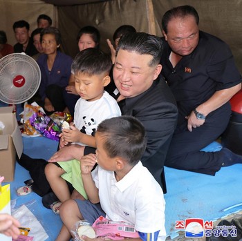 Potret Kim Jong Un Pangku Anak Korban & Duduk Bareng Korban Banjir