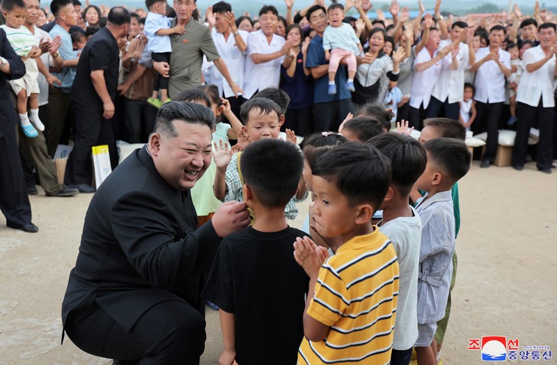 Pemimpin Korea Utara Kim Jong Un menyapa orang-orang saat berkunjung ke daerah yang terkena banjir di Kabupaten Uiju, Provinsi Pyongan Utara, Korea Utara, dalam foto yang dirilis 10 Agustus 2024. Pemimpin Korea Utara Kim Jong Un menyapa orang-orang saat berkunjung ke daerah yang terkena banjir di Kabupaten Uiju, Provinsi Pyongan Utara, Korea Utara, dalam foto yang dirilis 10 Agustus 2024. (KCNA via REUTERS)