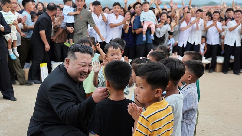 Pemimpin Korea Utara Kim Jong Un menyapa orang-orang saat berkunjung ke daerah yang terkena banjir di Kabupaten Uiju, Provinsi Pyongan Utara, Korea Utara, dalam foto yang dirilis 10 Agustus 2024. (KCNA via REUTERS)