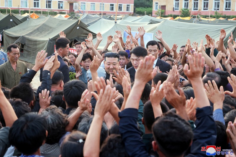 Pemimpin Korea Utara Kim Jong Un menyapa orang-orang saat berkunjung ke daerah yang terkena banjir di Kabupaten Uiju, Provinsi Pyongan Utara, Korea Utara, dalam foto yang dirilis 10 Agustus 2024. Pemimpin Korea Utara Kim Jong Un menyapa orang-orang saat berkunjung ke daerah yang terkena banjir di Kabupaten Uiju, Provinsi Pyongan Utara, Korea Utara, dalam foto yang dirilis 10 Agustus 2024. (KCNA via REUTERS)