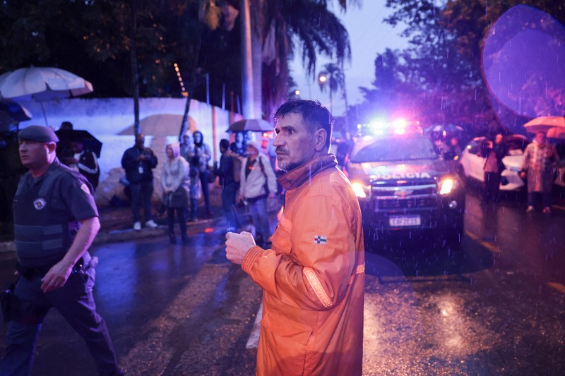 Pemandangan udara reruntuhan pesawat yang jatuh dengan 61 orang di dalamnya di Vinhedo, Negara Bagian Sao Paulo, Brasil, pada 9 Agustus 2024. Pemandangan udara reruntuhan pesawat yang jatuh dengan 61 orang di dalamnya di Vinhedo, Negara Bagian Sao Paulo, Brasil, pada 9 Agustus 2024. Sebuah pesawat yang membawa 57 penumpang dan empat awak jatuh pada 9 Agustus di negara bagian Sao Paulo, Brasil, menewaskan semua orang di dalamnya, kata pejabat setempat. Pesawat itu, ATR 72-500 buatan Prancis yang dioperasikan oleh maskapai Voepass, sedang dalam perjalanan dari Cascavel di negara bagian Parana selatan ke bandara internasional Guarulhos di Sao Paulo ketika jatuh di kota Vinhedo. (Photo by Miguel SCHINCARIOL / AFP)