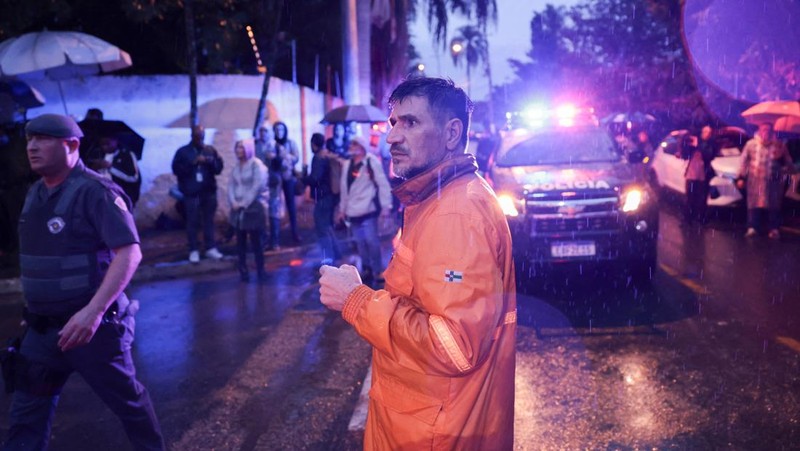Pemandangan udara reruntuhan pesawat yang jatuh dengan 61 orang di dalamnya di Vinhedo, Negara Bagian Sao Paulo, Brasil, pada 9 Agustus 2024. Sebuah pesawat yang membawa 57 penumpang dan empat awak jatuh pada 9 Agustus di negara bagian Sao Paulo, Brasil, menewaskan semua orang di dalamnya, kata pejabat setempat. Pesawat itu, ATR 72-500 buatan Prancis yang dioperasikan oleh maskapai Voepass, sedang dalam perjalanan dari Cascavel di negara bagian Parana selatan ke bandara internasional Guarulhos di Sao Paulo ketika jatuh di kota Vinhedo. (Photo by Miguel SCHINCARIOL / AFP)