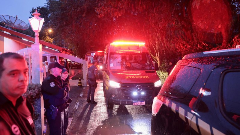 Pemandangan udara reruntuhan pesawat yang jatuh dengan 61 orang di dalamnya di Vinhedo, Negara Bagian Sao Paulo, Brasil, pada 9 Agustus 2024. Sebuah pesawat yang membawa 57 penumpang dan empat awak jatuh pada 9 Agustus di negara bagian Sao Paulo, Brasil, menewaskan semua orang di dalamnya, kata pejabat setempat. Pesawat itu, ATR 72-500 buatan Prancis yang dioperasikan oleh maskapai Voepass, sedang dalam perjalanan dari Cascavel di negara bagian Parana selatan ke bandara internasional Guarulhos di Sao Paulo ketika jatuh di kota Vinhedo. (Photo by Miguel SCHINCARIOL / AFP)