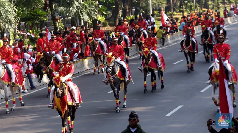 Bendera duplikat Sang Merah Putih dan teks proklamasi diarak dari Monumen Nasional (Monas) menuju Ibu Kota Nusantara (IKN) untuk pertama kalinya dalam sejarah, sebagai bagian dari HUT ke-79 RI pada Sabtu, (10/8/2024). (Dok. Biro Pers Sekretariat Presiden/Muchlis Jr)