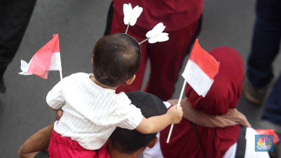 Rangkaian kirab duplikat bendera pusaka Merah Putih dan naskah teks Proklamasi melintas di Jalan Medan Merdeka Barat, Jakarta, Sabtu (10/8/2024). (CNBC Indonesia/Muhammad Sabki)