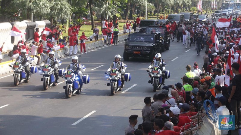 Bendera duplikat Sang Merah Putih dan teks proklamasi diarak dari Monumen Nasional (Monas) menuju Ibu Kota Nusantara (IKN) untuk pertama kalinya dalam sejarah, sebagai bagian dari HUT ke-79 RI pada Sabtu, (10/8/2024). (Dok. Biro Pers Sekretariat Presiden/Muchlis Jr)