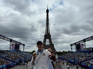 Momen Veddriq Rayakan Medali Emas di Depan Menara Eiffel