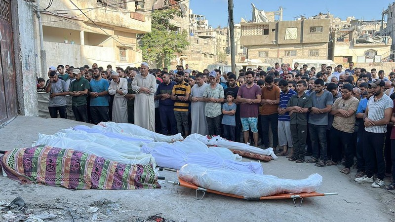 Warga Palestina memeriksa lokasi serangan Israel terhadap sekolah yang melindungi orang-orang terlantar, di tengah konflik Israel-Hamas, di Kota Gaza, 10 Agustus 2024. (REUTERS/Abed Sabah)