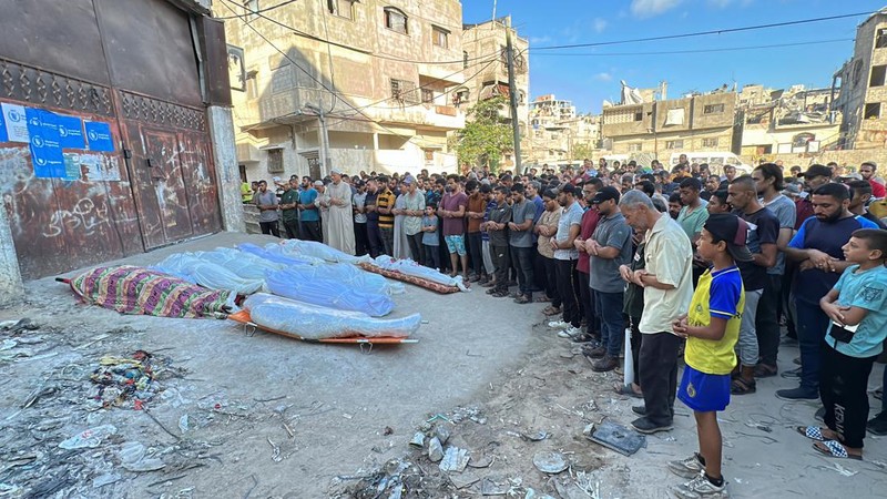 Warga Palestina memeriksa lokasi serangan Israel terhadap sekolah yang melindungi orang-orang terlantar, di tengah konflik Israel-Hamas, di Kota Gaza, 10 Agustus 2024. (REUTERS/Abed Sabah)