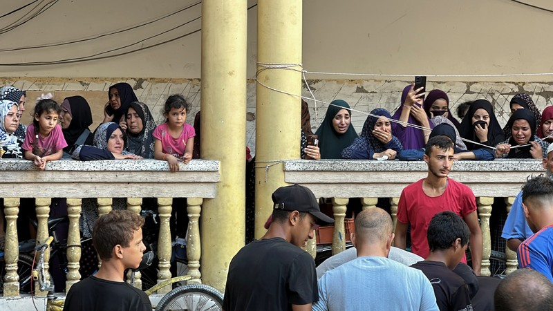 Warga Palestina memeriksa lokasi serangan Israel terhadap sekolah yang melindungi orang-orang terlantar, di tengah konflik Israel-Hamas, di Kota Gaza, 10 Agustus 2024. (REUTERS/Abed Sabah)