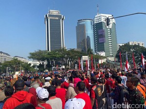 Mereka yang Rela Bangun Pagi demi Jadi Saksi Kirab Sang Merah Putih