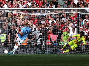 Tawa Haaland Usai Balik Tipu Onana saat Adu Penalti