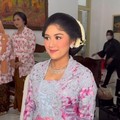 Aura Cantik Bumil Erina Gudono di Tasyakuran 7 Bulanan