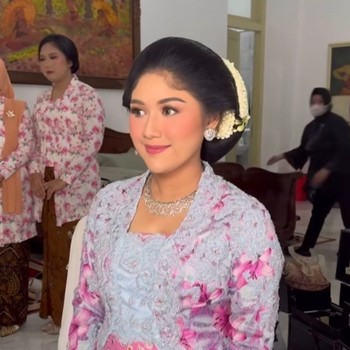 Aura Cantik Bumil Erina Gudono di Tasyakuran 7 Bulanan