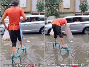 Keren! Ini Cara Pelayan Melayani Pembeli Meski Restoran Kebanjiran