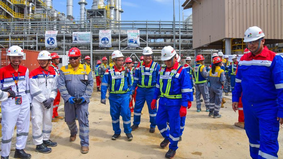 Kunjungan Kerja Menteri ESDM Arifin Tasrif ke Refinery Development Master Plan (RDMP) Balikpapan PT Kilang Pertamina Internasional (KPI), Kalimantan Timur, Didampingi oleh Direktur Utama PT KPI Taufik Adityawarman, Minggu (11/8/2024). (Doc: Kementerian ESDM)