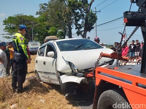 Pecah Ban, Ayla Tabrak Tonggak Trembesi di Juwiring Klaten