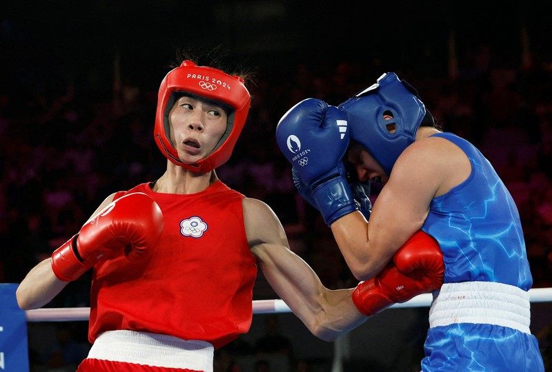 APTOPIX Paris Olympics Boxing Algeria's Imane Khelif, left, fights China's Yang Liu in their women's 66 kg final boxing match at the 2024 Summer Olympics, Friday, Aug. 9, 2024, in Paris, France. (AP Photo/Ariana Cubillos)