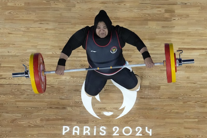 Paris Olympics Weightlifting Nurul Akmal of Indonesia competes during the women's +81kg weightlifting event at the 2024 Summer Olympics, Sunday, Aug. 11, 2024, in Paris, France. (AP Photo/Dita Alangkara,Pool)