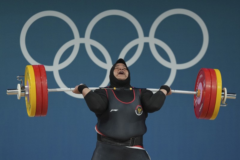 Paris Olympics Weightlifting Nurul Akmal of Indonesia competes during the women's +81kg weightlifting event at the 2024 Summer Olympics, Sunday, Aug. 11, 2024, in Paris, France. (AP Photo/Dita Alangkara,Pool)