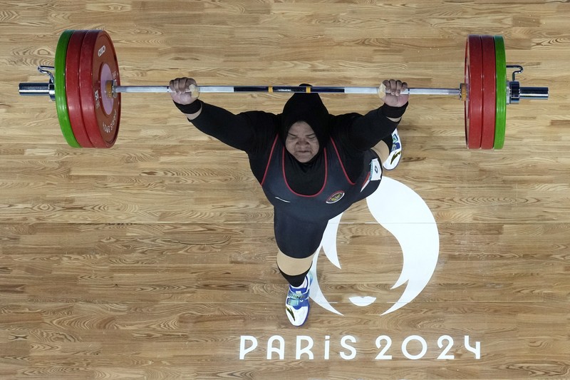 Paris Olympics Weightlifting Nurul Akmal of Indonesia competes during the women's +81kg weightlifting event at the 2024 Summer Olympics, Sunday, Aug. 11, 2024, in Paris, France. (AP Photo/Dita Alangkara,Pool)