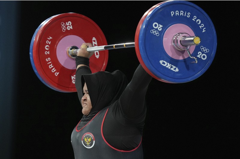 Paris Olympics Weightlifting Nurul Akmal of Indonesia competes during the women's +81kg weightlifting event at the 2024 Summer Olympics, Sunday, Aug. 11, 2024, in Paris, France. (AP Photo/Dita Alangkara,Pool)