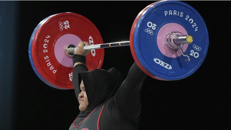 Nurul Akmal of Indonesia competes during the women's +81kg weightlifting event at the 2024 Summer Olympics, Sunday, Aug. 11, 2024, in Paris, France. (AP Photo/Dita Alangkara,Pool)