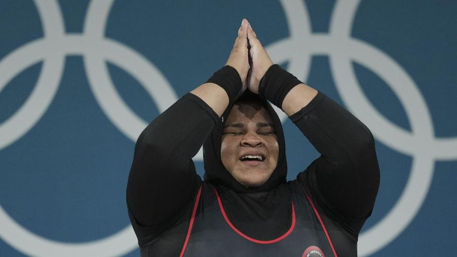 Nurul Akmal of Indonesia competes during the women's +81kg weightlifting event at the 2024 Summer Olympics, Sunday, Aug. 11, 2024, in Paris, France. (AP Photo/Dita Alangkara,Pool)